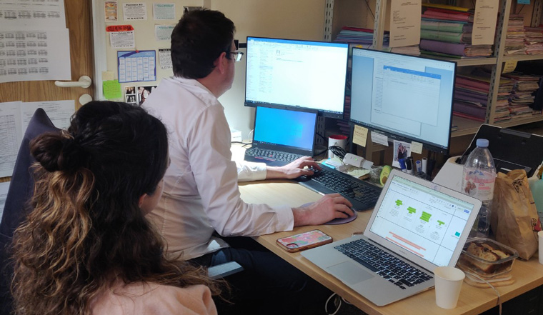 photo d'un greffier travaillant sur son ordinateur prise pendant une journée d'observation au Tribunal Judiciaire de Marseille